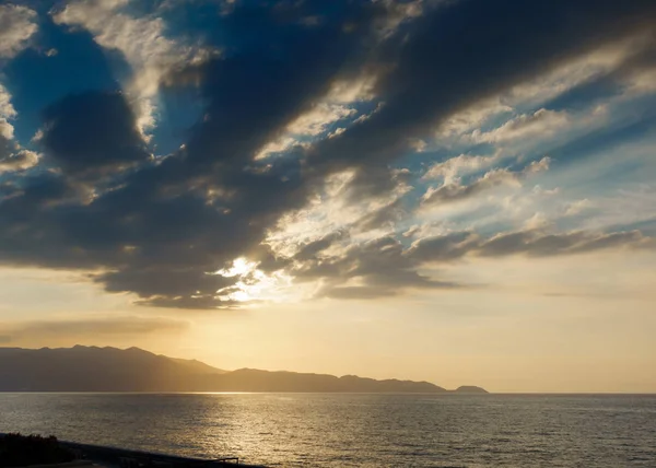 海と日没 クレタ島 ギリシャの間に崖の風光明媚なビュー — ストック写真