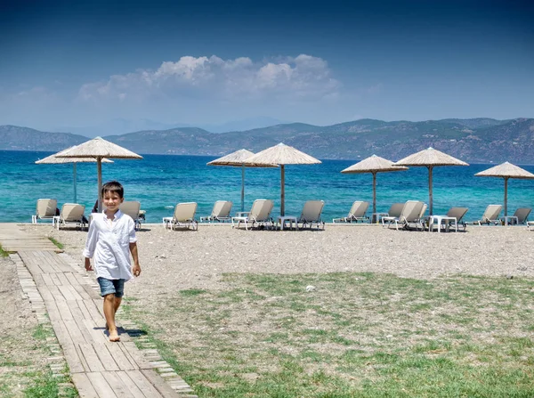 Ragazzo Che Cammina Sulla Spiaggia Contro Mare Grecia — Foto Stock