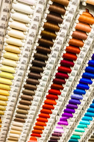Разноцветные Нити Шитья Полке Продажи Магазине — стоковое фото