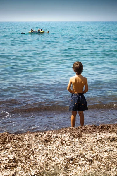 Junge Steht Strand Und Bewundert Meer Beton Griechenland — Stockfoto