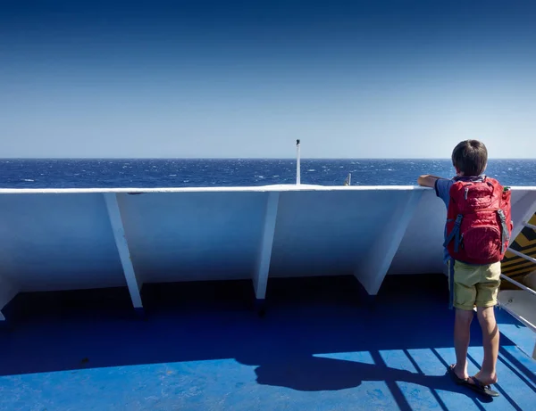 Widok Tyłu Chłopca Podziwiając Morze Paros Grecja — Zdjęcie stockowe