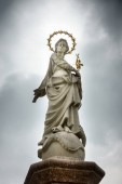 Jungfrau Maria Statue Brunnen gegen bewölkten Himmel, Deutschland