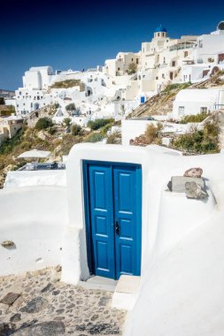 Oia kasaba mavi kapılı, Santorini Island, Yunanistan