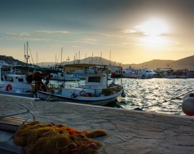 Harbor'da günbatımı sırasında Paros, Yunanistan demirleyen tekneleri