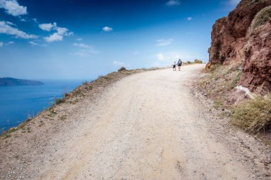 Santorini adasının kıyı şeridi boyunca yol