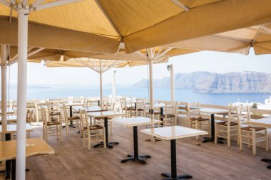 Santorini Adası'nda açık restoran