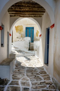 Kemer yapı yukarıda alley, Paros, Yunanistan