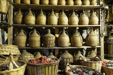 Şaraplık çeşitler ve fıçılar, Şaraphane, Yunanistan, Meteora