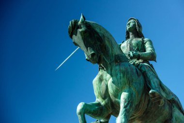 Joan of Arc, Fransa heykelinin düşük açılı görünüş