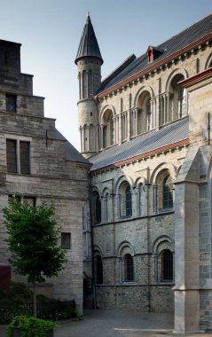 Kemerli pencereler, Belçika ile geleneksel yapılar