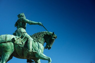 Joan of Arc, Fransa heykelinin düşük açılı görünüş