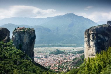 Meteora cliff ve townscape Yunanistan, doğal görünümünü