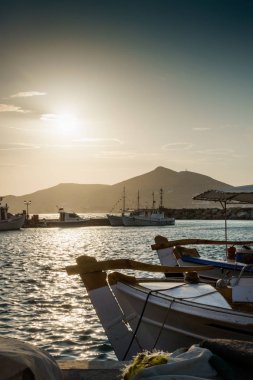 Harbor'da günbatımı sırasında Paros, Yunanistan demirleyen tekneleri