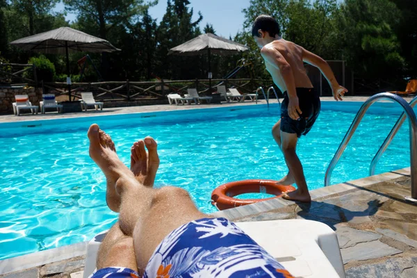 Ontspannen Ouder Met Zon Springen Het Zwembad Tijdens Zomer Vakantie — Stockfoto