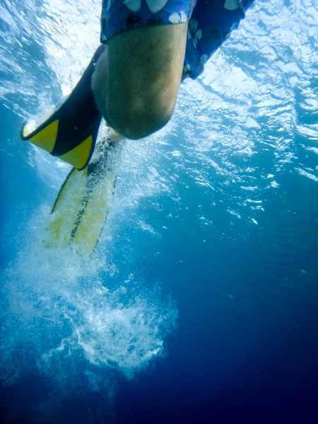 Låg Vinkel Utsikt Över Man Simning Undersea Kreta Grekland — Stockfoto