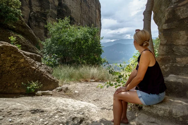 Vrouw Kijken Naar Berg Meteora Griekenland — Stockfoto