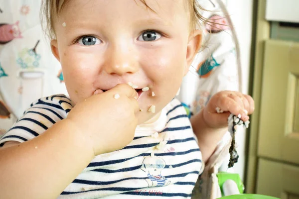 Retrato Del Niño Comiendo Arroz Con Las Manos —  Fotos de Stock