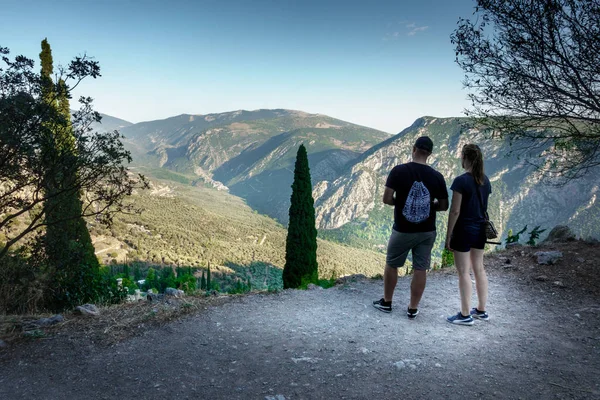 Vista Traseira Casal Admirando Paisagem Montanhosa Cênica Delphi Grécia — Fotografia de Stock