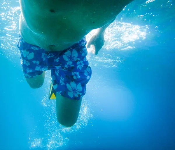 Niedrigwinkel Ansicht Von Mann Schwimmt Unter Wasser — Stockfoto