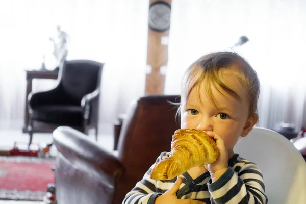 Retrato Menino Comendo Croissant — Fotografia de Stock