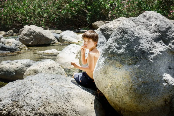 Портрет Мальчика Сидящего Камне Крит Греция — стоковое фото