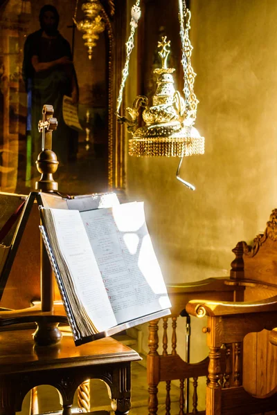 Biblia Bajo Luz Del Sol Capilla Grecia — Foto de Stock