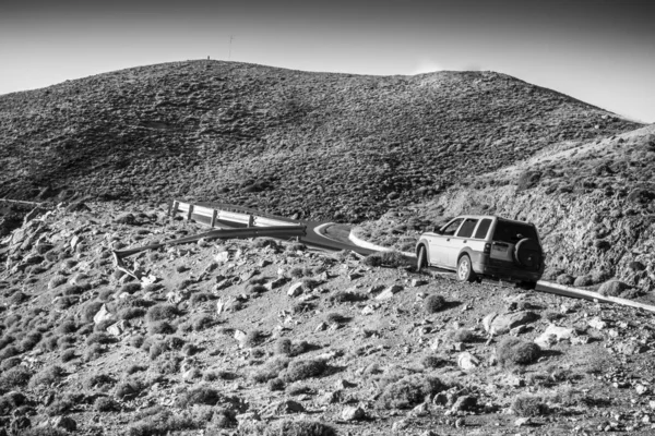 Αυτοκίνητο Στο Δρόμο Ενάντια Βουνό Κρήτη Ελλάδα — Φωτογραφία Αρχείου
