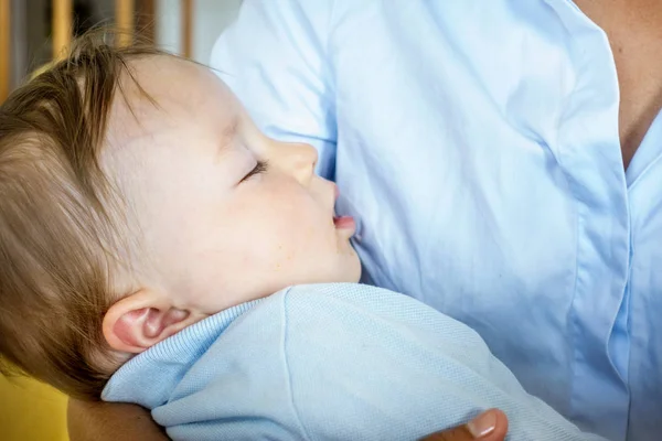 Nahaufnahme Einer Mutter Die Ihren Kleinen Jungen Hause Hält — Stockfoto