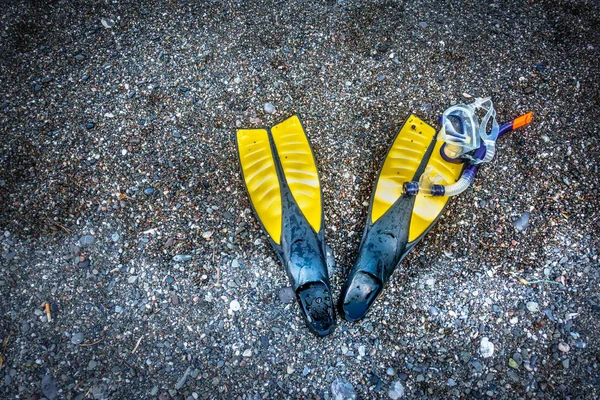 Hochwinkelaufnahme Des Schnorchels Mit Tauchflossen Auf Sand Strand Beton Griechenland — Stockfoto