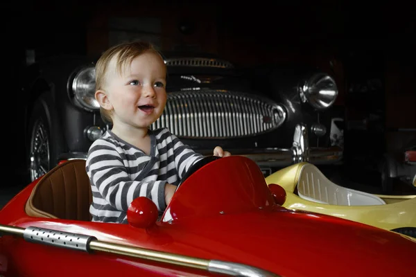 Niño Conduciendo Coche Juguete Con Coche Vintage Segundo Plano Francia —  Fotos de Stock