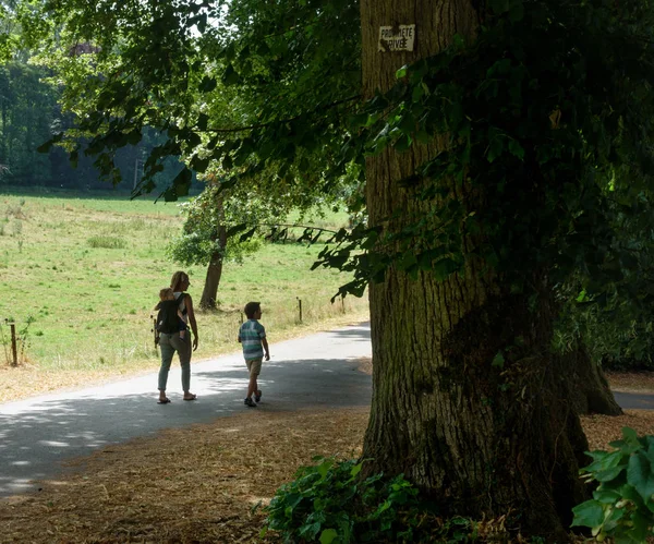 Madre Con Niños Caminando Parque Bélgica — Foto de Stock