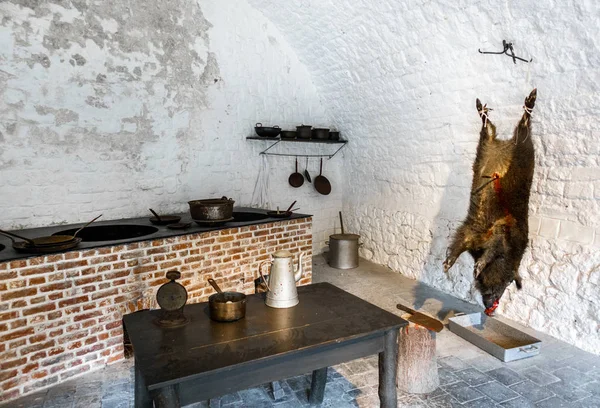 野猪挂在屠宰场厨房 — 图库照片