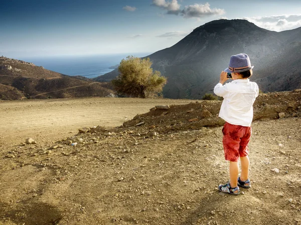 Bakifrån Pojke Fotograferar Landskap Kreta Grekland — Stockfoto