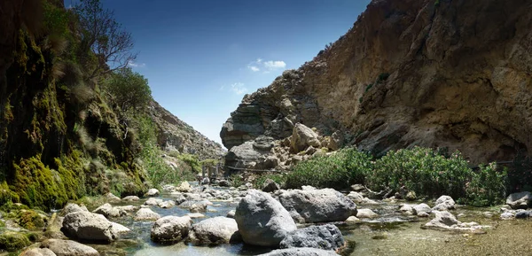 Stream Stroomt Door Stenen Tegen Berg Kreta Griekenland — Stockfoto