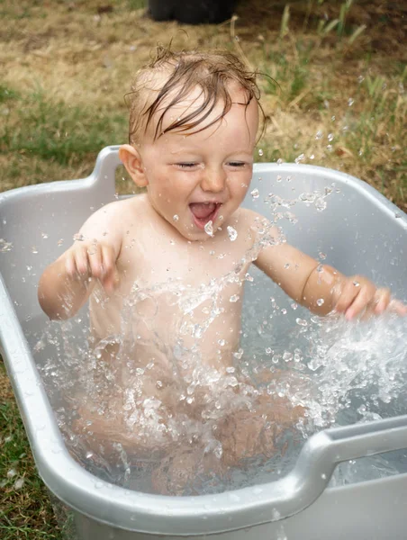 Frontansicht Eines Jungen Der Der Badewanne Spielt Frankreich — Stockfoto