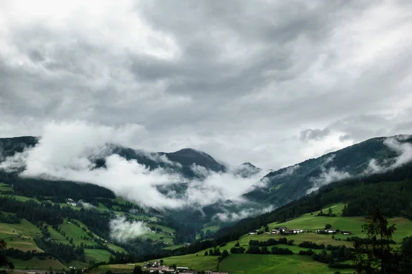 緑豊かな山々 の景観と曇り空 ドイツ — ストック写真