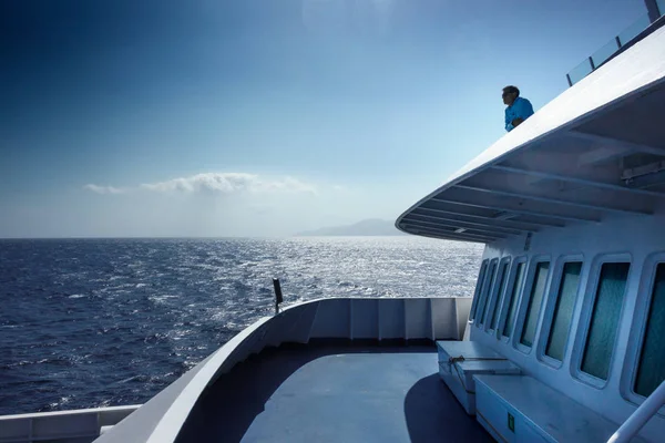 Człowiek Opierając Się Poręczy Rejsu Patrząc Morze Paros Grecja — Zdjęcie stockowe