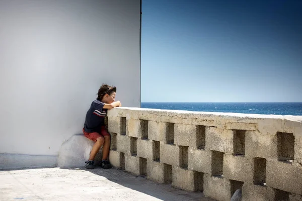 Ragazzo Appoggiato Muro Contenimento Che Ammira Mare Creta Grecia — Foto Stock