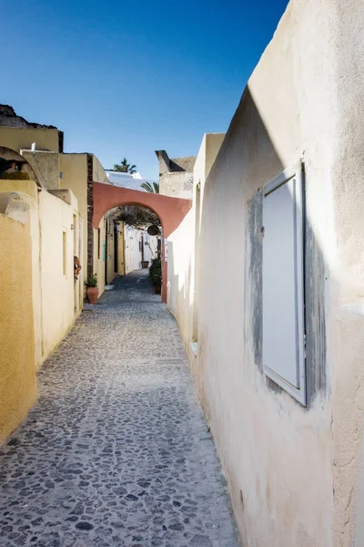 従来の住宅の路地は サントリーニ島 ギリシャ — ストック写真
