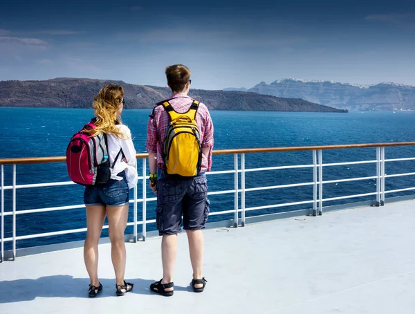 Vue Arrière Couple Debout Sur Port Regardant Mer Paros Grèce — Photo