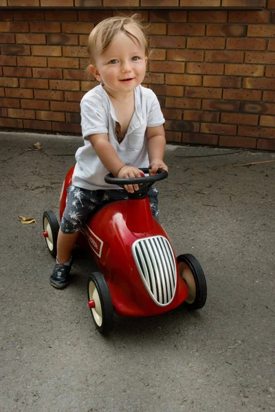 Portret Chłopca Jazdy Autko Francja — Zdjęcie stockowe