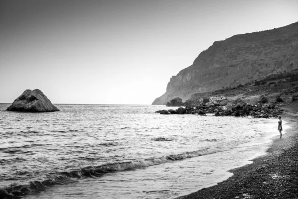 クレタ島 ギリシャのビーチに立っている若い女性 — ストック写真