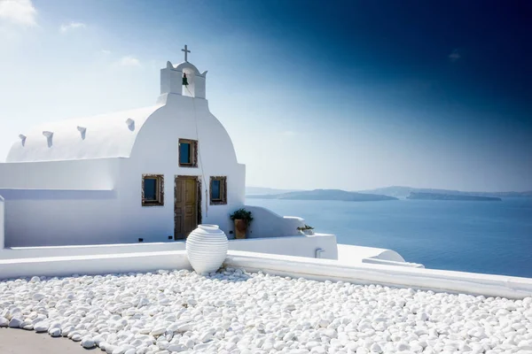 希腊圣托里尼岛上的白色教堂 — 图库照片