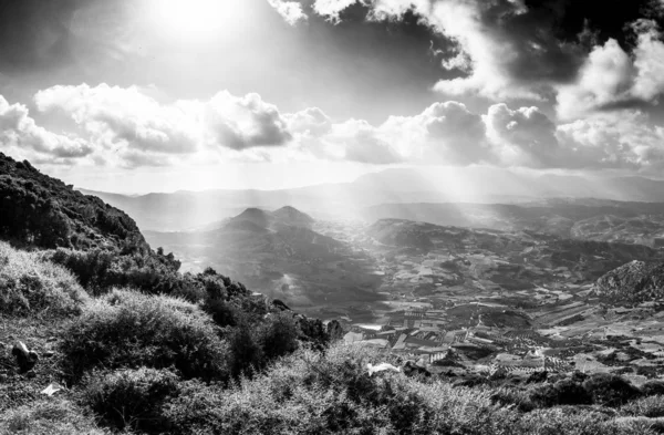 Malowniczy Widok Krajobrazu Rolniczego Patchwork Górskie Przeciwko Pochmurnego Nieba Kreta — Zdjęcie stockowe