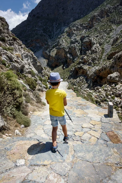 Achteraanzicht Van Jongen Lopen Voetpad Door Berg Kreta Griekenland — Stockfoto