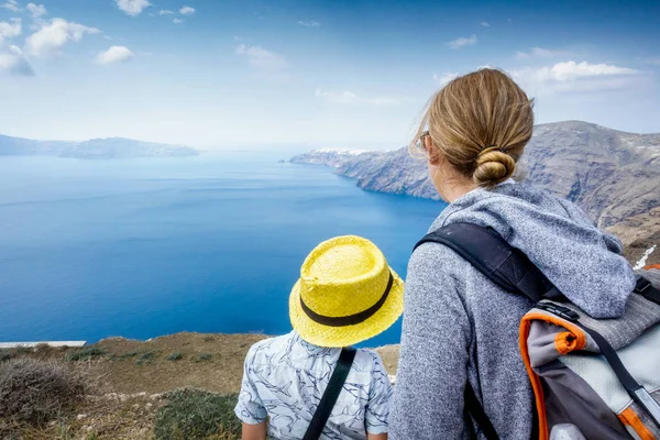 Moeder Met Zoon Bewonderen Van Santorini Eiland — Stockfoto