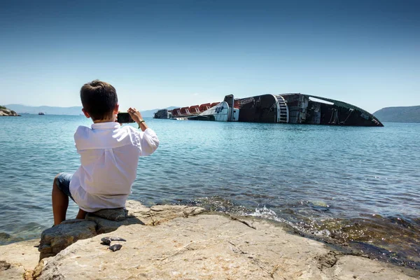 Vista Trasera Del Niño Fotografiando Barco Hundido Mar Grecia —  Fotos de Stock