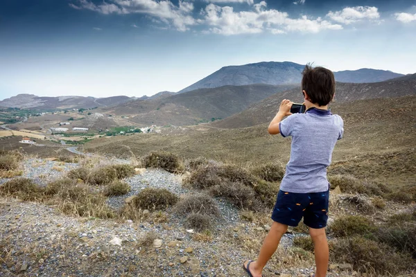 Achteraanzicht Van Jongen Fotograferen Landschap Kreta Griekenland — Stockfoto