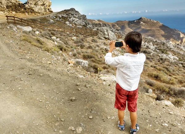 Achteraanzicht Van Jongen Fotograferen Landschap Kreta Griekenland — Stockfoto