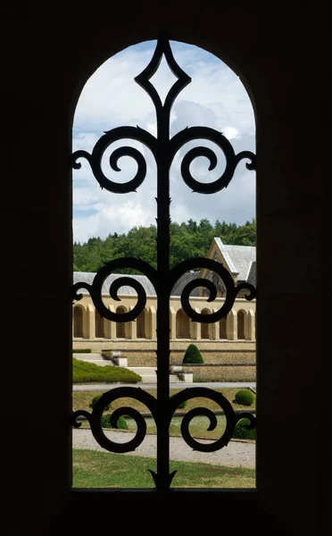 Vista Edifício Antigo Através Moldura Janela Metal Bélgica — Fotografia de Stock